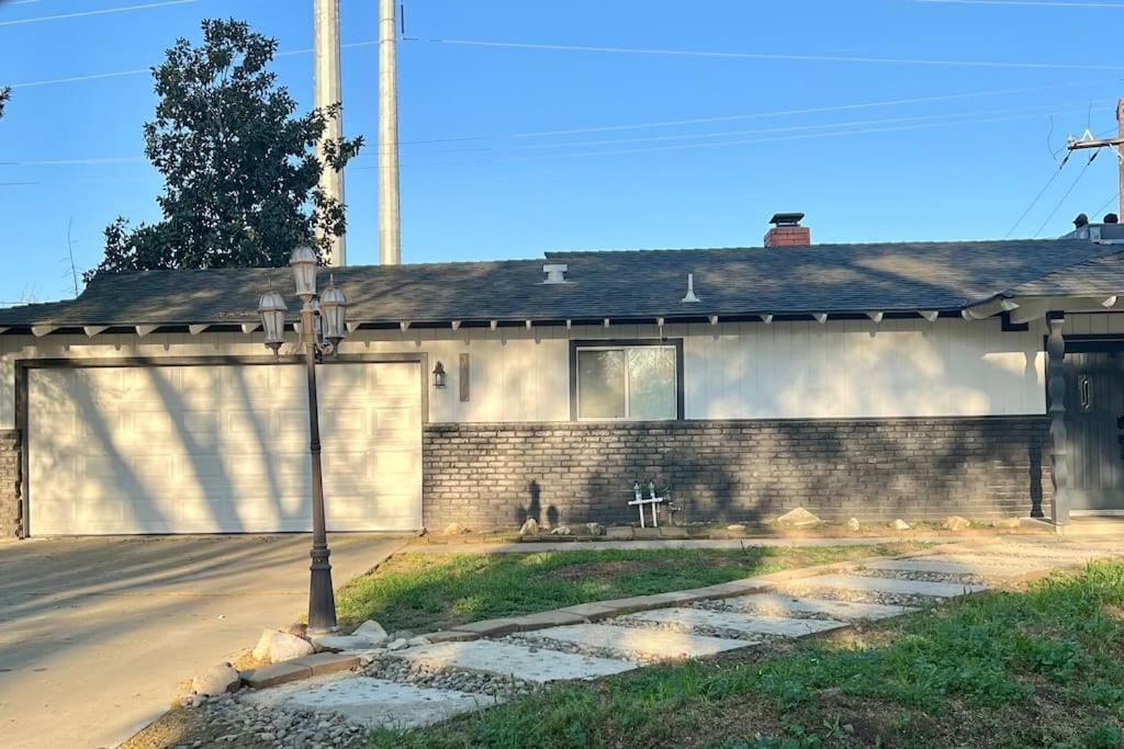 Sequoia Villa Visalia Exterior photo